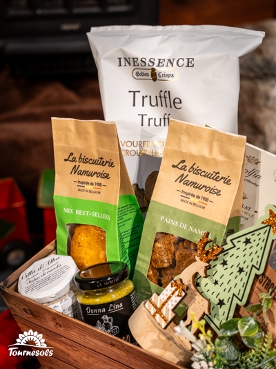 Un panier garni comportant des produits gourmands de la Biscuiterie Namuroise.